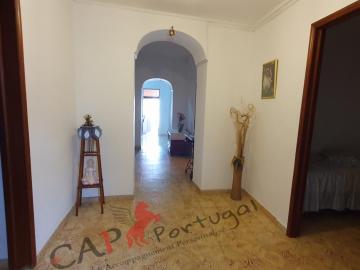 CAPPORTUGAL - A vendre:  Maison de plain-pied avec 4 chambres, salon, cuisine, salle de bains, cellier et grande cour. La cour a une salle de bain, grange, et cabane à foin,