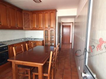 CAPPORTUGAL - A vendre - Appartement, zone Pingo Doce avec 3 chambres, garage, salon, cuisine, 2 salles de bains, 2 véranda et cellier