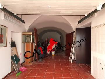 CAPPORTUGAL - A vendre villa de 3 chambres dans le centre de Moura. Composé de: 3 chambres, 1 salon, 2 maisons, 1 balcon