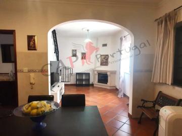 CAPPORTUGAL - A vendre maison 1er étage - 89 900 €, zone Porta Nova, avec 2 chambres, salon avec cheminée, cuisine, salle de bain, balcon et grenier utilisé comme troisième chambre avec installation actuelle pour effectuer une salle de bains.