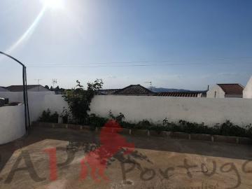 CAPPORTUGAL - Vende-se casa térrea, T2 - 64 900 €, em Moura, composta por 2 quartos, 1 casa de banho, sala, cozinha e quintal