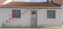 CAPPORTUGAL - Vende-se casa térrea na Salúquia com cozinha - sala, 2 quartos, casa de banho e grande quintal. 46 m2 de área coberta e 71 m2 de área descoberta. Total: 117 m2