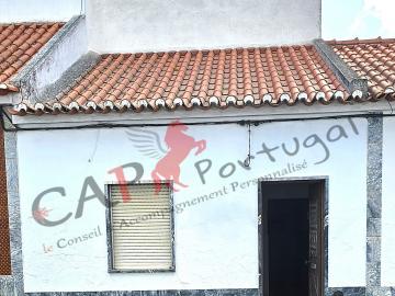 CAPPORTUGAL - Novidade – Vende-se casa de habitação R/C com 3 divisões, casa de Banho, terraço e aproveitamento de sótão